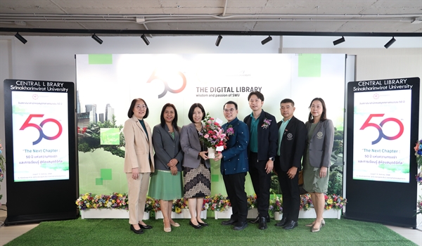 สปว. มอบดอกไม้แสดงความยินดีเนื่องในวันสถาปนาสำนักหอสมุดกลางครบรอบ 50 ปี