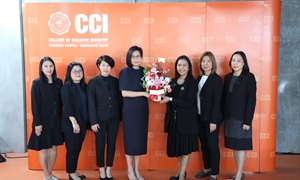 สปว มอบดอกไม้แสดงความยินดีเนื่องในวันคล้ายวันสถาปนาวิทยาลัยอุตสาหกรรมสร้างสรรค์