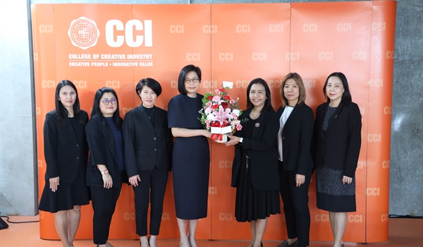 สปว มอบดอกไม้แสดงความยินดีเนื่องในวันคล้ายวันสถาปนาวิทยาลัยอุตสาหกรรมสร้างสรรค์