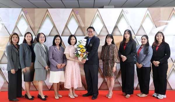 สปว ร่วมมอบดอกไม้แสดงความยินดีวันสถาปนาคณะทันตแพทยศาสตร์และสถาบันวิจัยพฤติกรรมศาสตร์