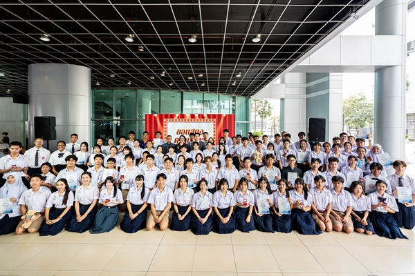 ภาพพิธีการมอบโล่รางวัลและเหรียญรางวัลงานการประกวดสิ่งประดิษฐ์ และนวัตกรรม ระดับมัธยมศึกษาตแนปลาย ประจำปี 2568