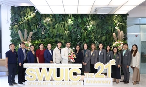 สปว ร่วมมอบดอกไม้แสดงความยินดีเนื่องในวันสถาปนาวิทยาลัยนานาชาติเพื่อการศึกษาความยั่งยืน ประจำปี 2568