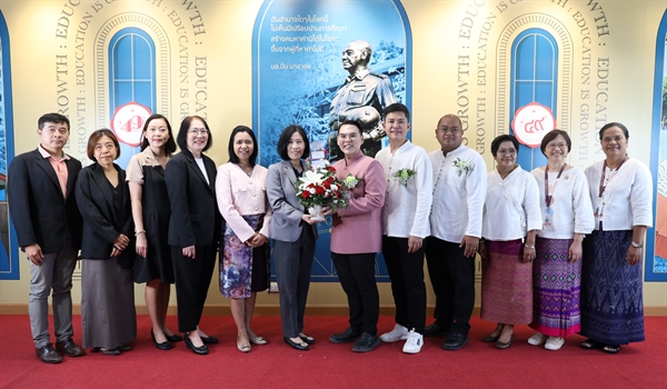 สถาบันยุทธศาสตร์ทางปัญญาและวิจัย มอบดอกไม้แสดงความยินดีในงานวันสถาปนาสำนักหแสมุดกลาง ครบรอบ 49 ปี