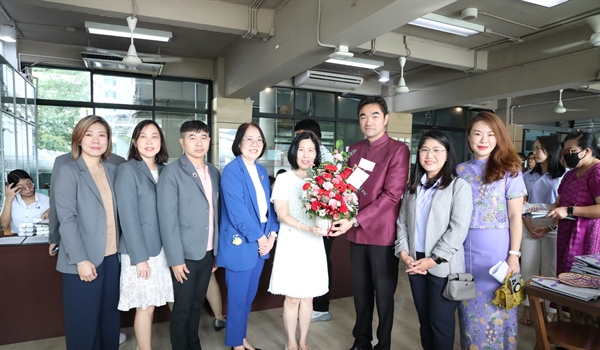 สปว ร่วมมอบดอกไม้แสดงความยินดีเนื่องในวันสถาปนาคณะสังคมศาสตร์, คณะมนุษยศาสตร์, คณะวิทยาศาสตร์