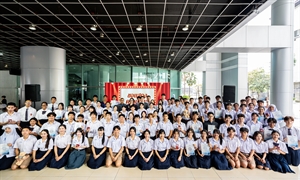 ภาพพิธีการมอบโล่รางวัลและเหรียญรางวัลงานการประกวดสิ่งประดิษฐ์ และนวัตกรรม ระดับมัธยมศึกษาตแนปลาย ประจำปี 2568